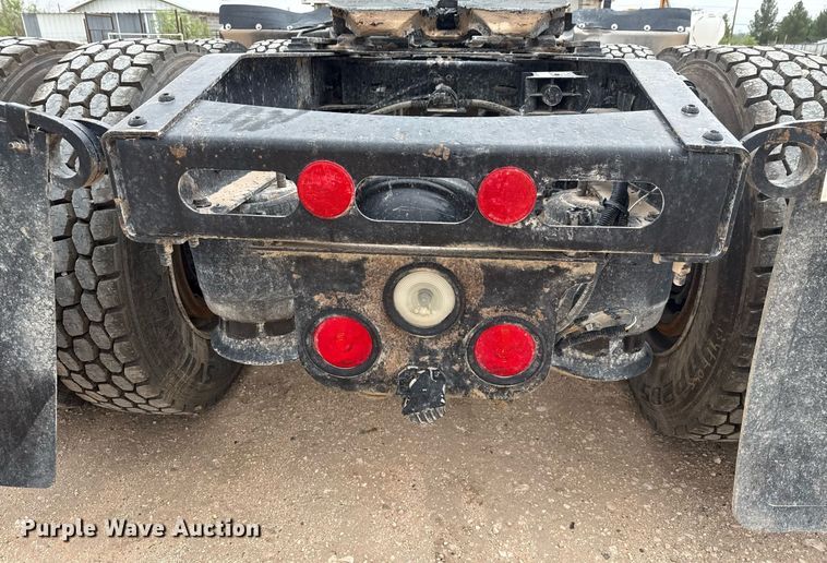 image for item ED5678 2004 Freightliner Columbia semi truck