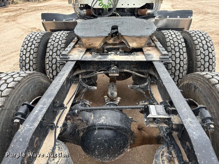 image for item ED5678 2004 Freightliner Columbia semi truck