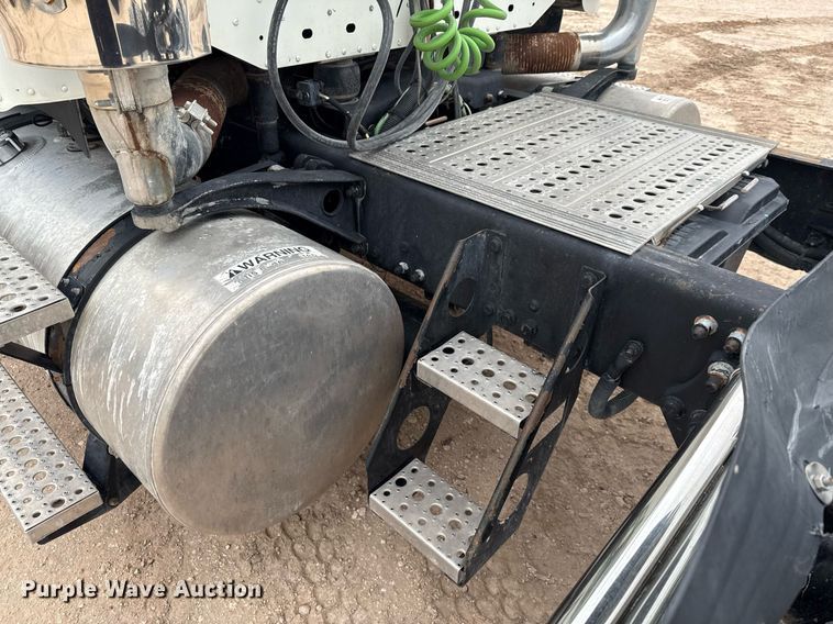 image for item ED5678 2004 Freightliner Columbia semi truck