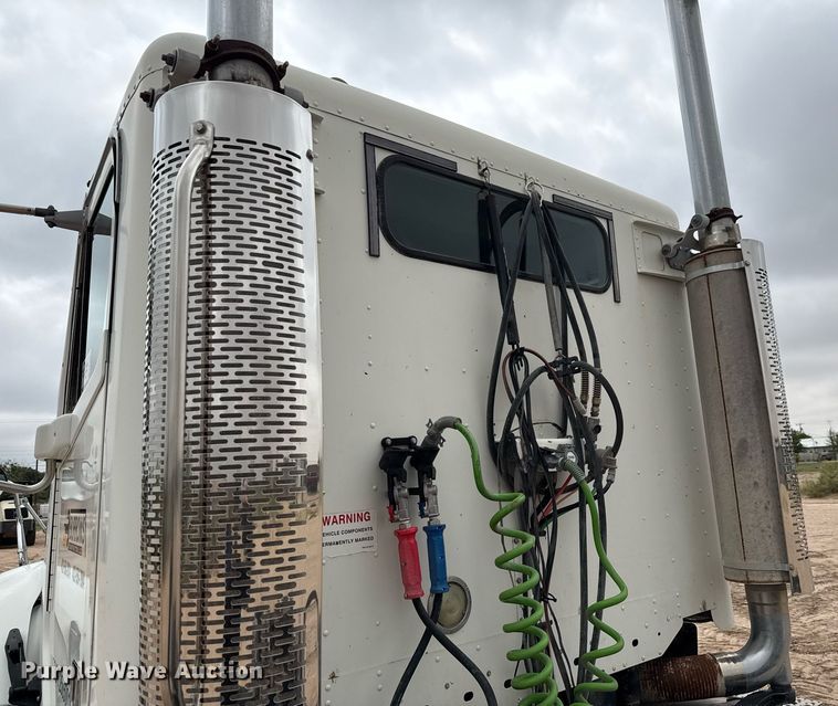 image for item ED5678 2004 Freightliner Columbia semi truck