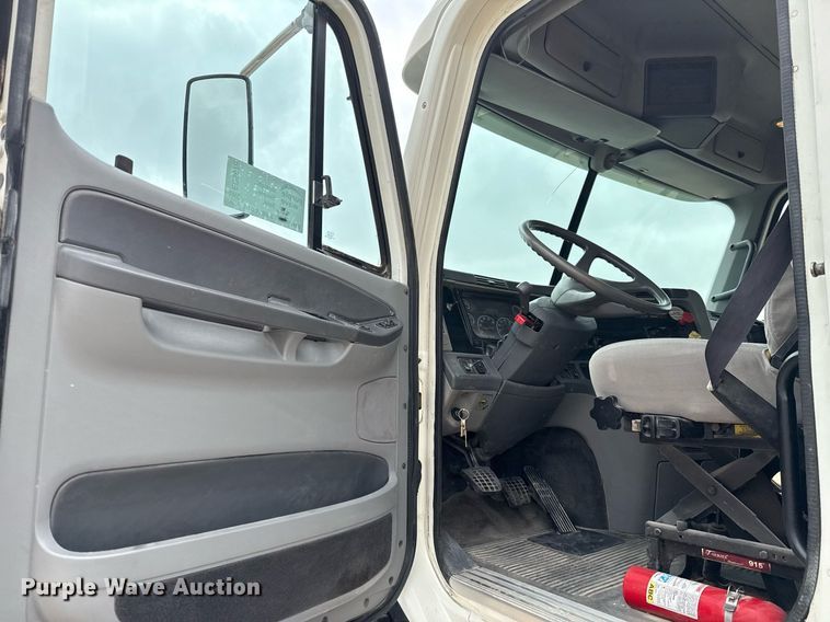 image for item ED5678 2004 Freightliner Columbia semi truck