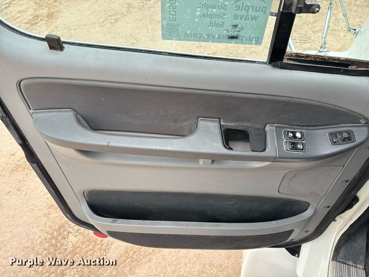 image for item ED5678 2004 Freightliner Columbia semi truck