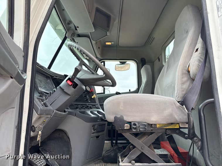 image for item ED5678 2004 Freightliner Columbia semi truck