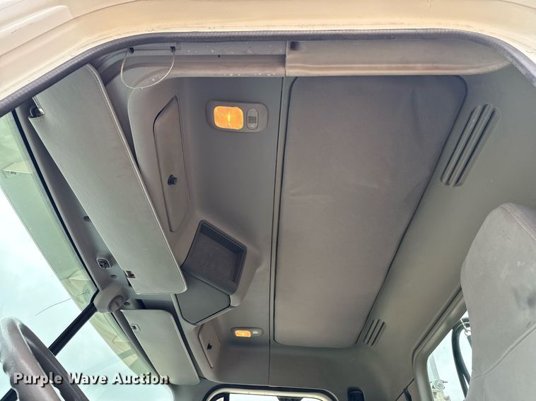 image for item ED5678 2004 Freightliner Columbia semi truck