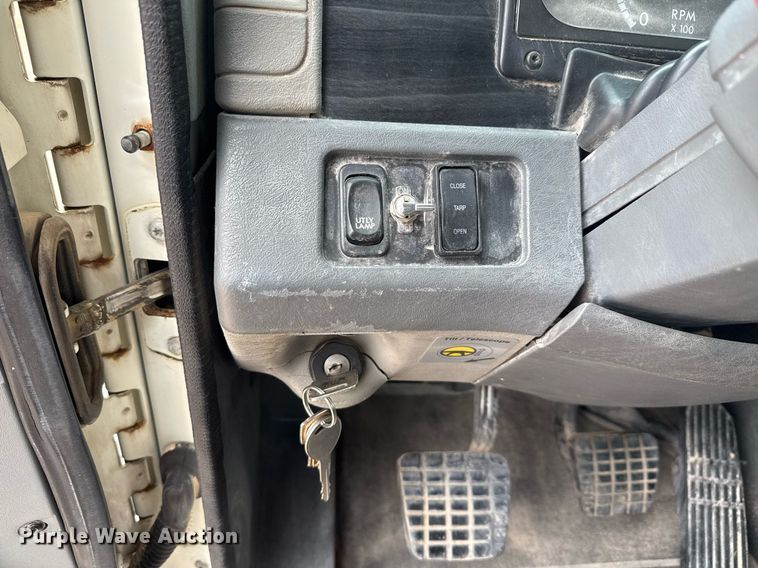 image for item ED5678 2004 Freightliner Columbia semi truck