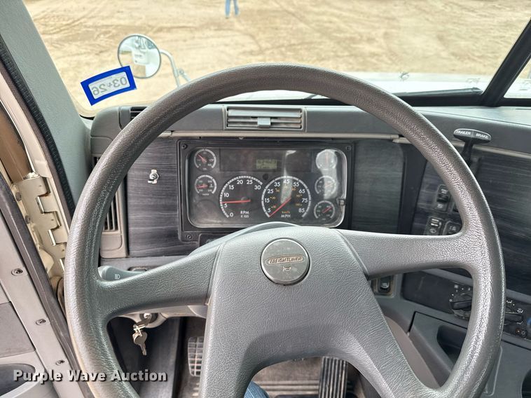 image for item ED5678 2004 Freightliner Columbia semi truck