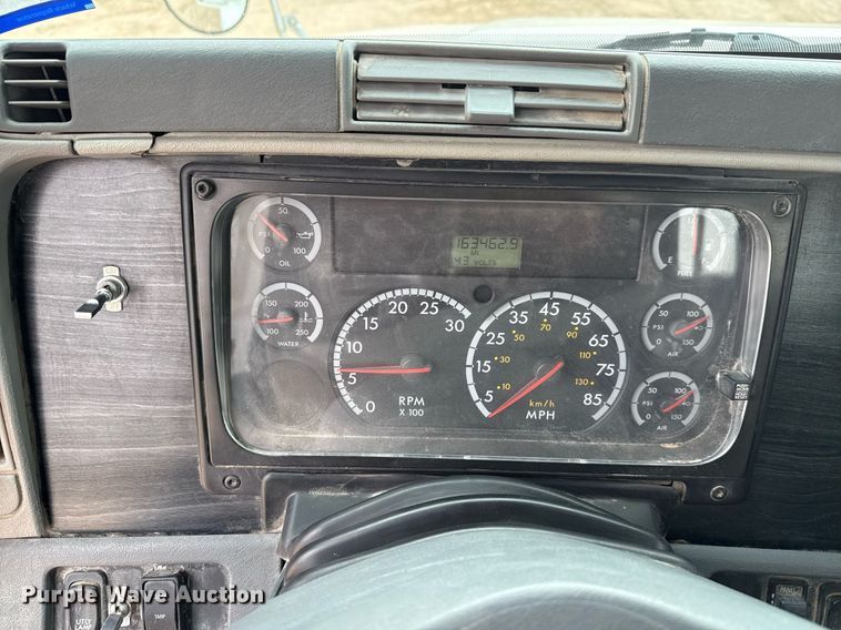 image for item ED5678 2004 Freightliner Columbia semi truck