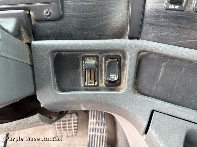 image for item ED5678 2004 Freightliner Columbia semi truck