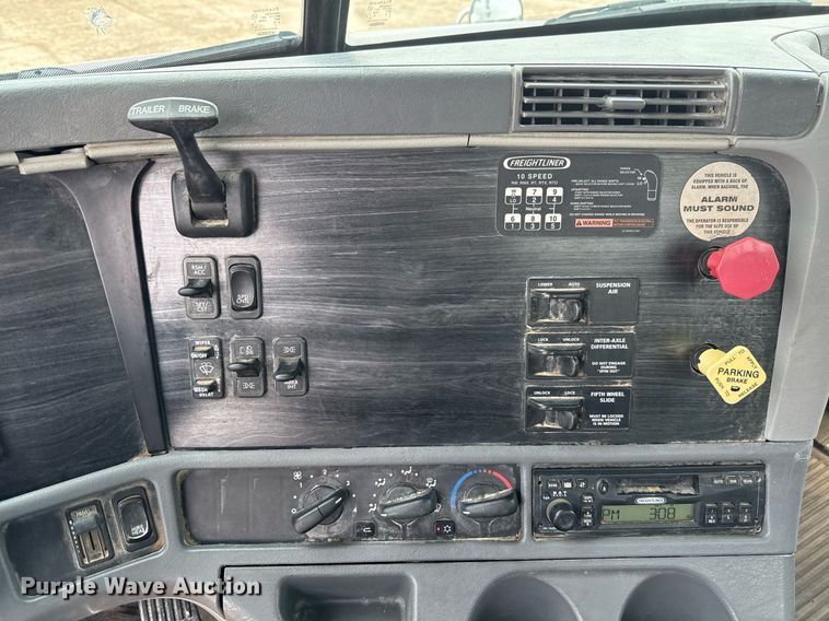 image for item ED5678 2004 Freightliner Columbia semi truck