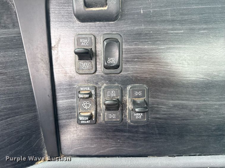 image for item ED5678 2004 Freightliner Columbia semi truck