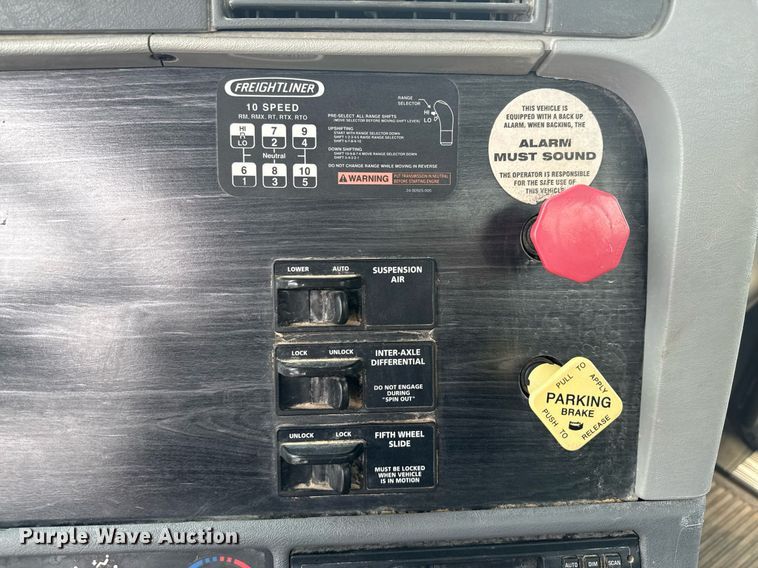 image for item ED5678 2004 Freightliner Columbia semi truck