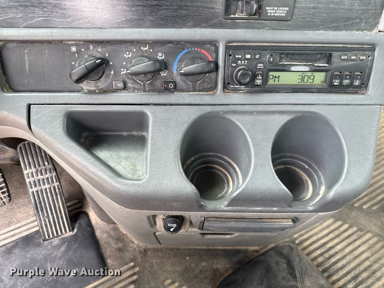 image for item ED5678 2004 Freightliner Columbia semi truck