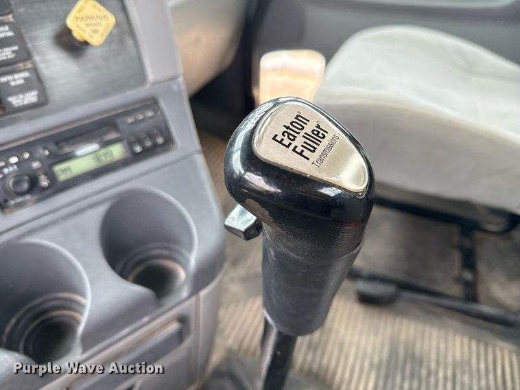 image for item ED5678 2004 Freightliner Columbia semi truck