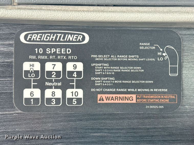 image for item ED5678 2004 Freightliner Columbia semi truck