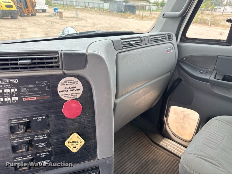 image for item ED5678 2004 Freightliner Columbia semi truck