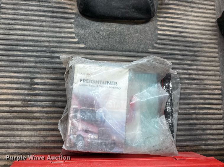 image for item ED5678 2004 Freightliner Columbia semi truck