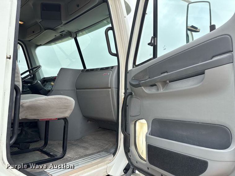 image for item ED5678 2004 Freightliner Columbia semi truck