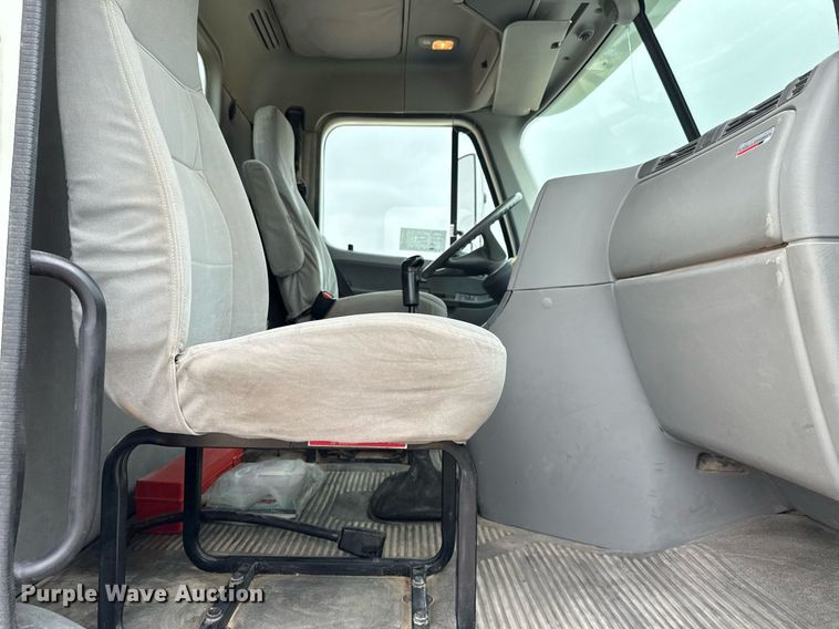 image for item ED5678 2004 Freightliner Columbia semi truck