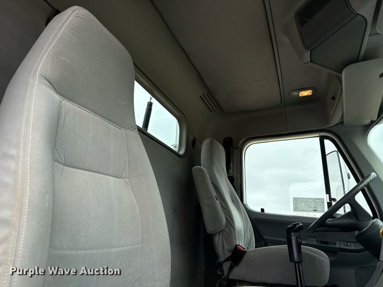 image for item ED5678 2004 Freightliner Columbia semi truck