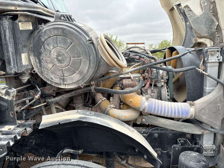 image for item ED5678 2004 Freightliner Columbia semi truck