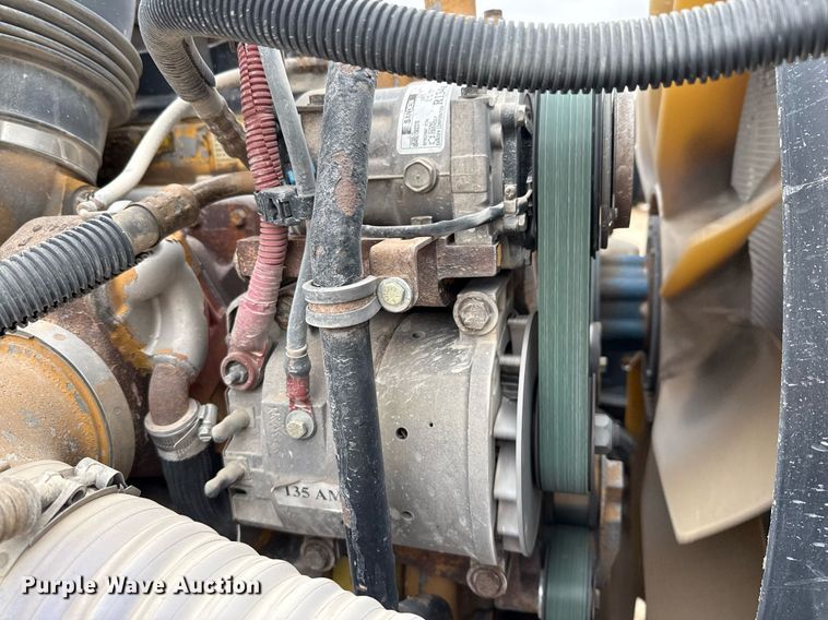 image for item ED5678 2004 Freightliner Columbia semi truck