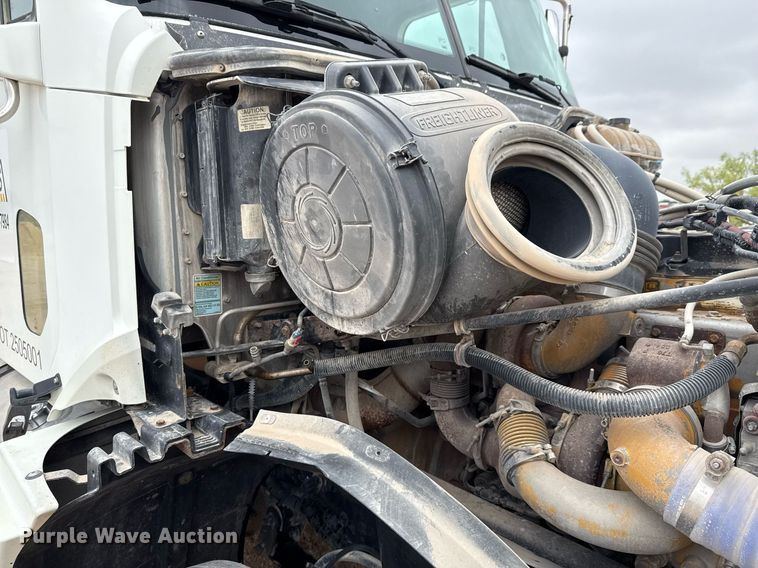 image for item ED5678 2004 Freightliner Columbia semi truck