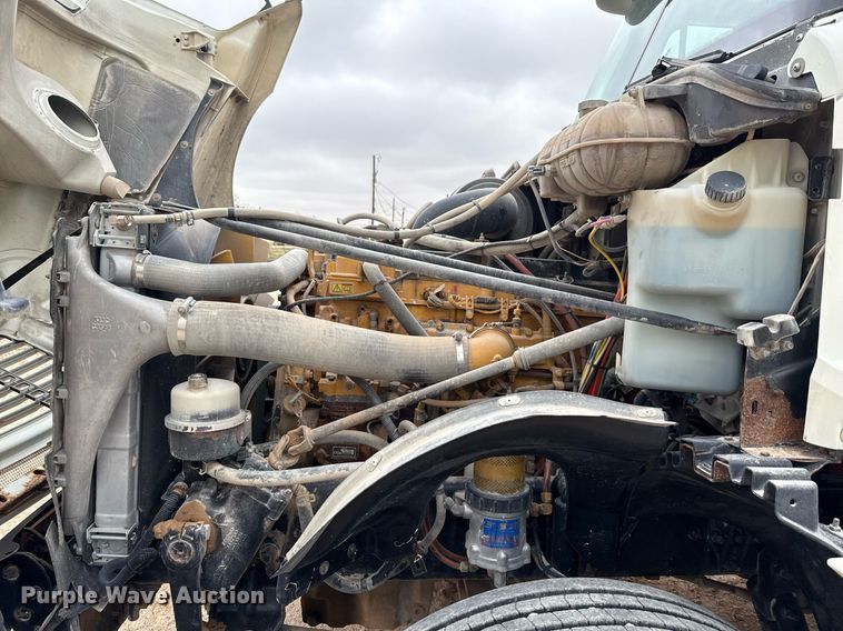 image for item ED5678 2004 Freightliner Columbia semi truck