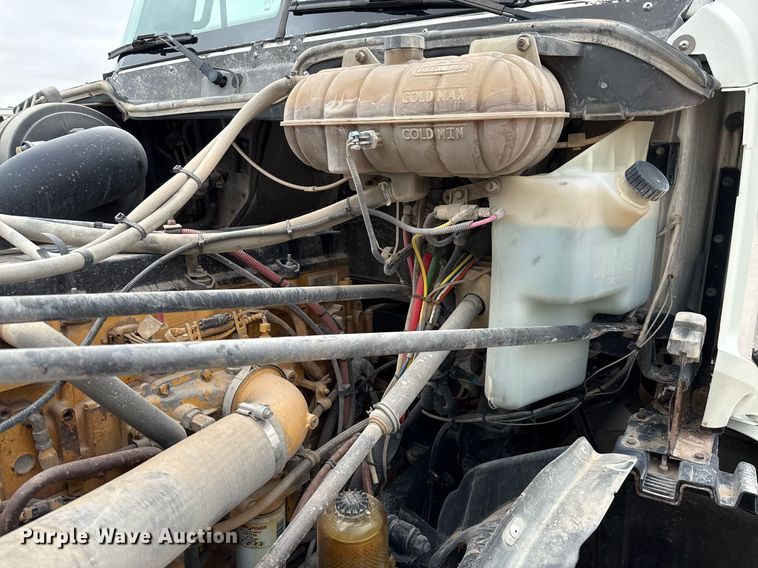 image for item ED5678 2004 Freightliner Columbia semi truck