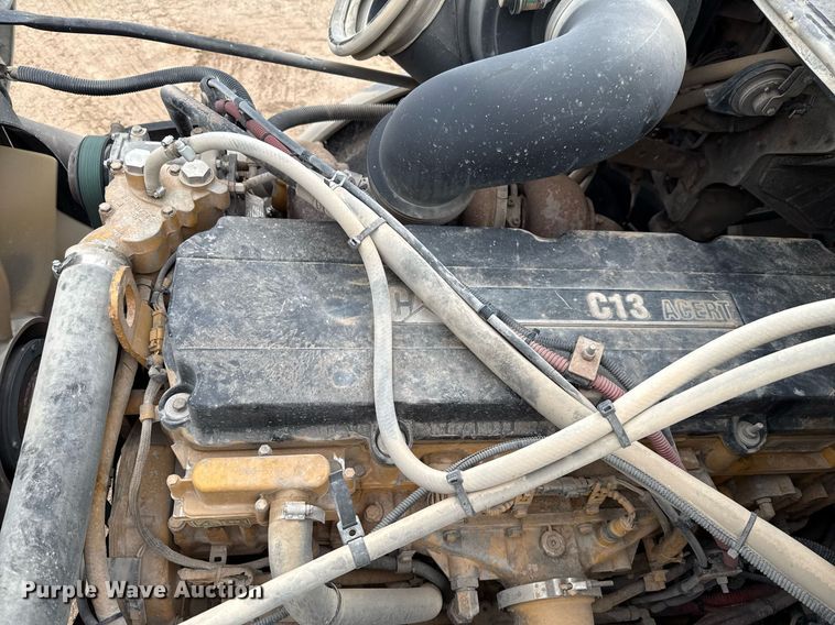 image for item ED5678 2004 Freightliner Columbia semi truck