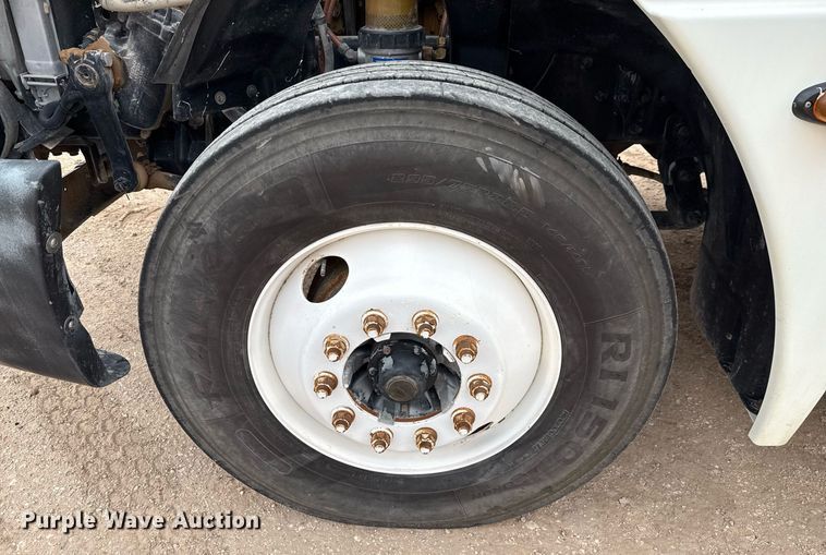 image for item ED5678 2004 Freightliner Columbia semi truck