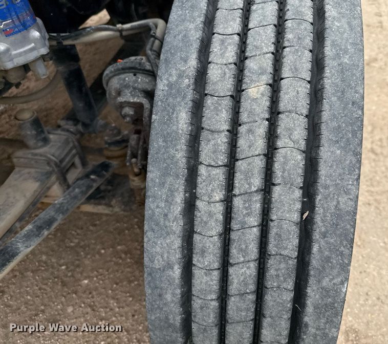 image for item ED5678 2004 Freightliner Columbia semi truck