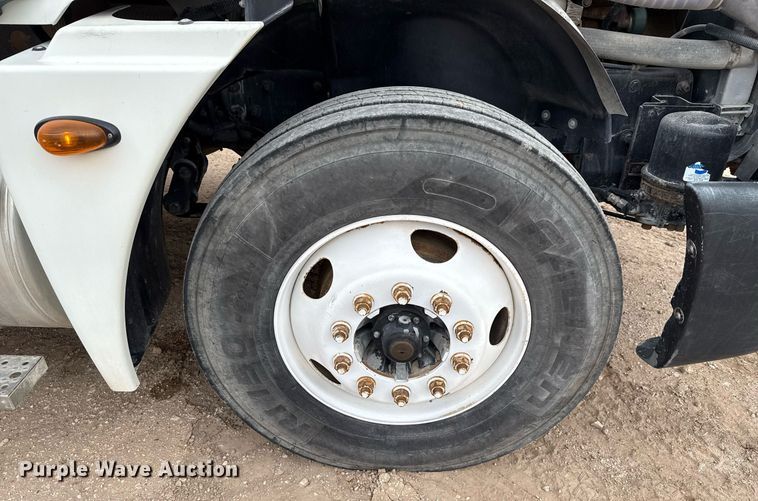 image for item ED5678 2004 Freightliner Columbia semi truck