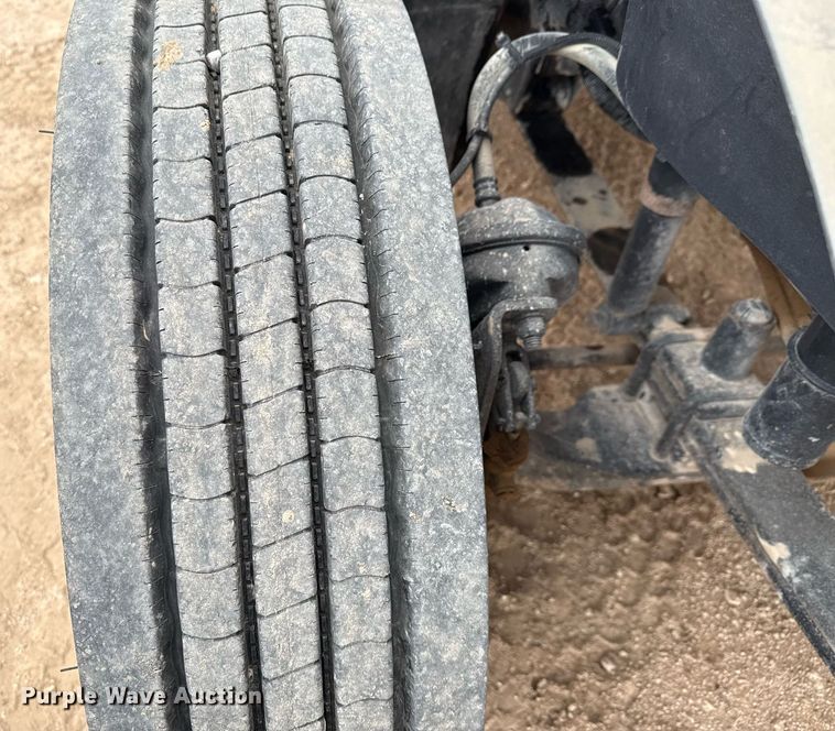 image for item ED5678 2004 Freightliner Columbia semi truck