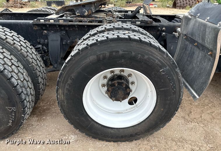 image for item ED5678 2004 Freightliner Columbia semi truck