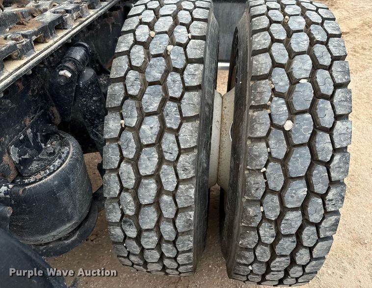 image for item ED5678 2004 Freightliner Columbia semi truck