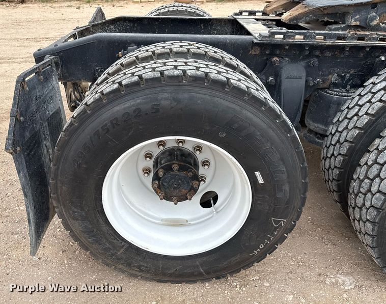 image for item ED5678 2004 Freightliner Columbia semi truck