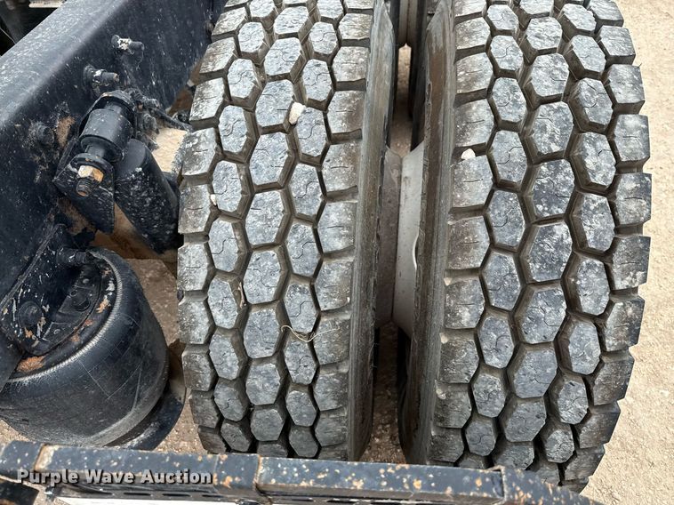 image for item ED5678 2004 Freightliner Columbia semi truck