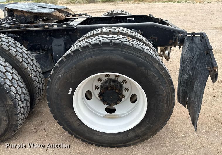 image for item ED5678 2004 Freightliner Columbia semi truck