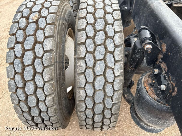 image for item ED5678 2004 Freightliner Columbia semi truck