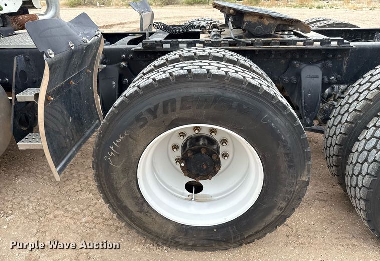 image for item ED5678 2004 Freightliner Columbia semi truck