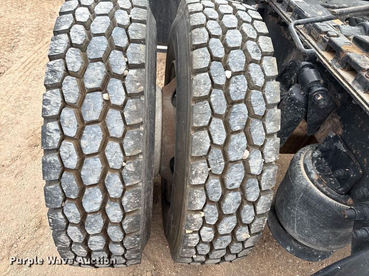 image for item ED5678 2004 Freightliner Columbia semi truck