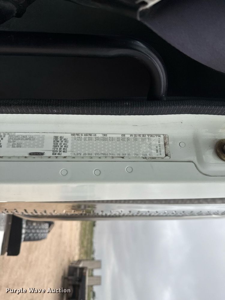 image for item ED5678 2004 Freightliner Columbia semi truck