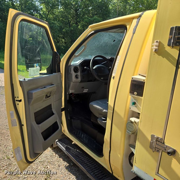 image for item EF1492 2019 Ford E450 Super Duty refrigerated delivery truck