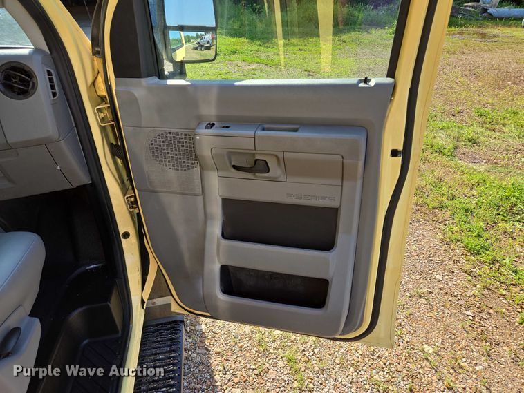 image for item EF1492 2019 Ford E450 Super Duty refrigerated delivery truck