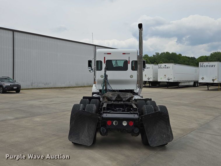 image for item EF1525 2013 Kenworth T800 semi truck