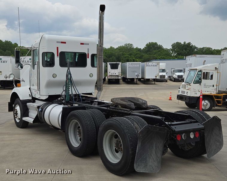 image for item EF1525 2013 Kenworth T800 semi truck