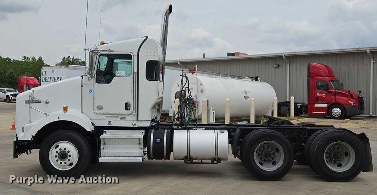 image for item EF1525 2013 Kenworth T800 semi truck