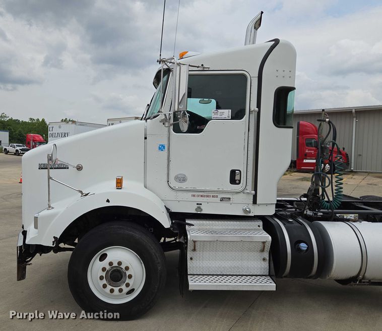 image for item EF1525 2013 Kenworth T800 semi truck