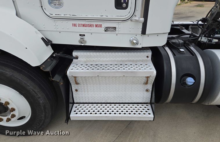 image for item EF1525 2013 Kenworth T800 semi truck