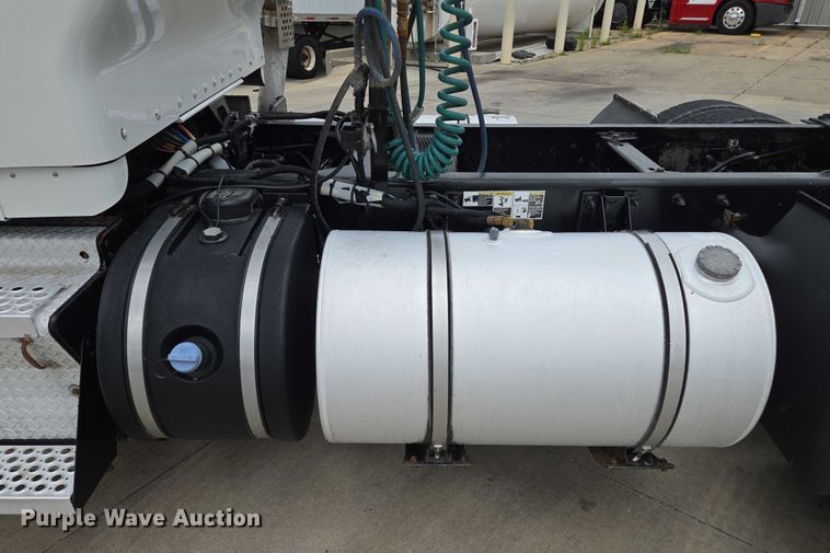 image for item EF1525 2013 Kenworth T800 semi truck